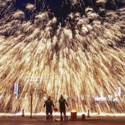 Imagen de artistas folclóricos realizando un espectáculo de fuegos artificiales de hierro fundido en un poblado antiguo, en Luoyang, en la provincia de Henan, en el centro de China. | Foto:Xinhua/Li Weichao