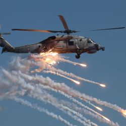 Imagen de un helicóptero visto durante el ejercicio "Denizkurdu-I/2026", en Mugla, Turquía. El ejercicio "Denizkurdu-I/2026" se llevó a cabo en el mar Negro, el mar de Mármara, el mar Egeo y el Mediterráneo oriental. Aproximadamente 14.000 efectivos, 100 buques de superficie y 50 aeronaves participaron en el ejercicio. | Foto:Xinhua/Mustafa Kaya