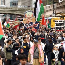 Manifestantes sostienen imágenes del primer ministro israelí, Benjamin Netanyahu, y del presidente estadounidense, Donald Trump, con un cartel que reza "Junta de Carniceros", durante una protesta celebrada el día del discurso de Netanyahu ante la 81.ª Asamblea General de las Naciones Unidas en Nueva York. | Foto:CHARLY TRIBALLEAU / AFP