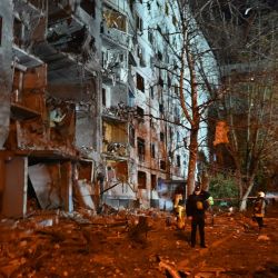 Personal de rescate trabaja en un edificio residencial de varias plantas dañado tras un ataque aéreo ruso contra Járkov, en el marco de la invasión rusa de Ucrania. Hasta el momento, 24 residentes locales han resultado heridos, ocho de ellos niños, según informaron los equipos de rescate. | Foto:SERGEY BOBOK / AFP