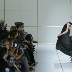 Una modelo desfila durante la presentación de la colección de Giorgio Armani, en el marco de la Semana de la Moda de Milán (colección femenina Primavera/Verano 2027). | Foto:STEFANO RELLANDINI / AFP