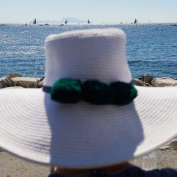 Una mujer observa la regata final de la competición preliminar de la 38.ª Copa América Louis Vuitton en Nápoles. | Foto:Eliano Imperato / AFP