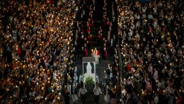 El Papa León XIV participa en una procesión de antorchas tras el rezo del Rosario en el Santuario de Nuestra Señora de Lourdes, en el suroeste de Francia, durante el tercer día de su visita a Francia.