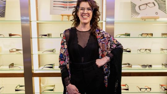 Carla Di Sí celebra el origen del diseño de anteojos hecho por manos argentinas, con el relanzamiento de DANDY 