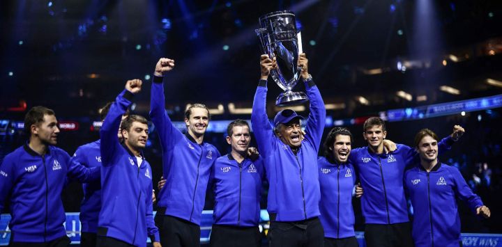 El Equipo Europa levanta el trofeo de campeón tras su victoria sobre el Equipo Resto del Mundo en el torneo de tenis Laver Cup 2026, en el O2 Arena de Londres.