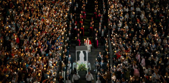 El Papa León XIV participa en una procesión de antorchas tras el rezo del Rosario en el Santuario de Nuestra Señora de Lourdes, en el suroeste de Francia, durante el tercer día de su visita a Francia.