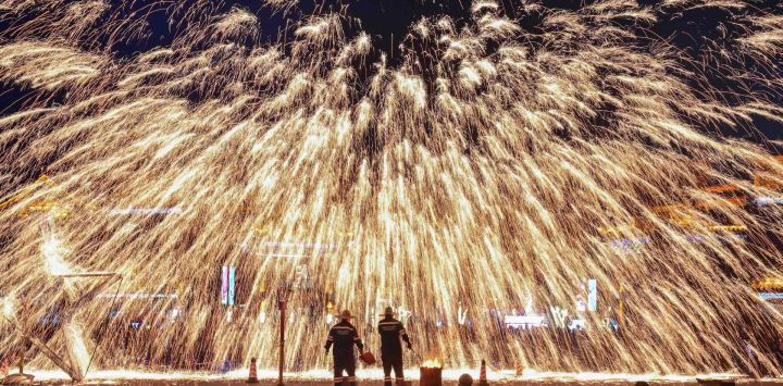 Imagen de artistas folclóricos realizando un espectáculo de fuegos artificiales de hierro fundido en un poblado antiguo, en Luoyang, en la provincia de Henan, en el centro de China.