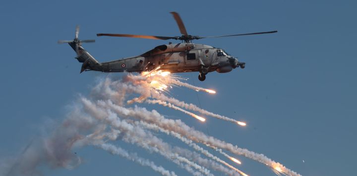 Imagen de un helicóptero visto durante el ejercicio "Denizkurdu-I/2026", en Mugla, Turquía. El ejercicio "Denizkurdu-I/2026" se llevó a cabo en el mar Negro, el mar de Mármara, el mar Egeo y el Mediterráneo oriental. Aproximadamente 14.000 efectivos, 100 buques de superficie y 50 aeronaves participaron en el ejercicio.