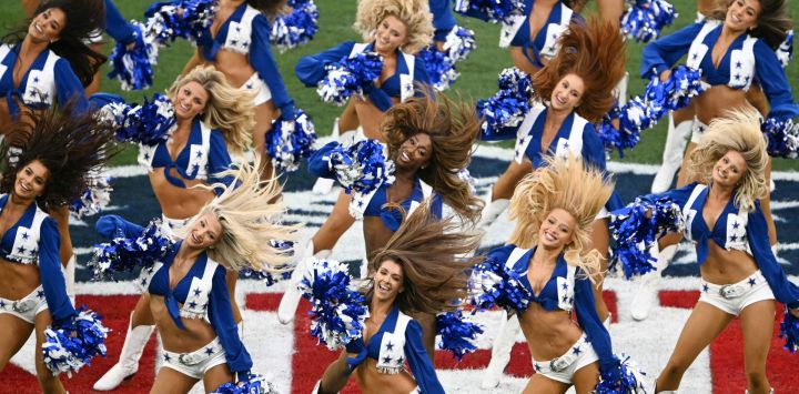 Las animadoras de los Dallas Cowboys actúan antes del partido de la NFL entre los Dallas Cowboys y los Baltimore Ravens en el estadio Maracaná de Río de Janeiro, Brasil.