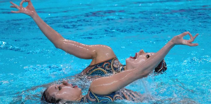 Lin Yanjun/Xu Huiyan, de China, compiten durante la rutina libre a dúo de natación artística en los 20 Juegos Asiáticos Aichi-Nagoya 2026, en Hamamatsu, en la prefectura de Shizuoka, Japón.