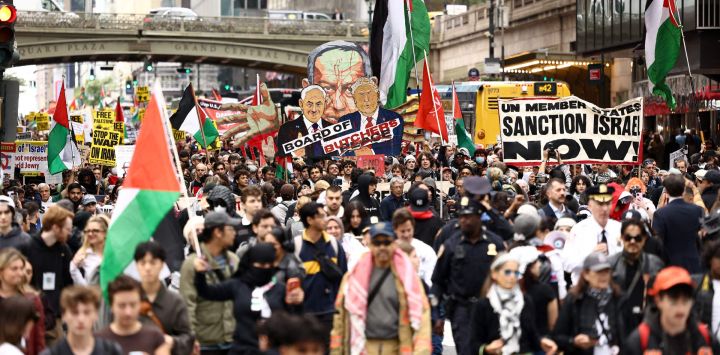 Manifestantes sostienen imágenes del primer ministro israelí, Benjamin Netanyahu, y del presidente estadounidense, Donald Trump, con un cartel que reza "Junta de Carniceros", durante una protesta celebrada el día del discurso de Netanyahu ante la 81.ª Asamblea General de las Naciones Unidas en Nueva York.