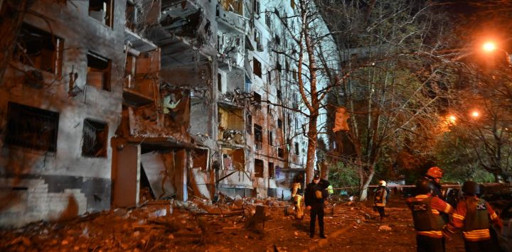 Personal de rescate trabaja en un edificio residencial de varias plantas dañado tras un ataque aéreo ruso contra Járkov, en el marco de la invasión rusa de Ucrania. Hasta el momento, 24 residentes locales han resultado heridos, ocho de ellos niños, según informaron los equipos de rescate.