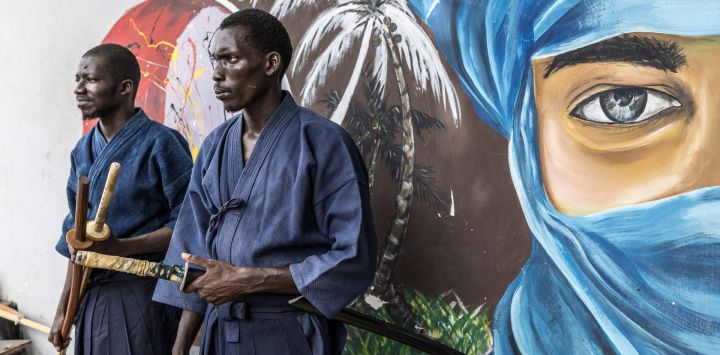 Practicantes de kendo aguardan entre bastidores antes de una exhibición durante el Planet A Matsuri 2026 en Dakar, un festival de dos días que celebra el anime, los videojuegos, el K-pop y la cultura japonesa.