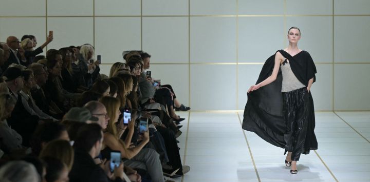 Una modelo desfila durante la presentación de la colección de Giorgio Armani, en el marco de la Semana de la Moda de Milán (colección femenina Primavera/Verano 2027).