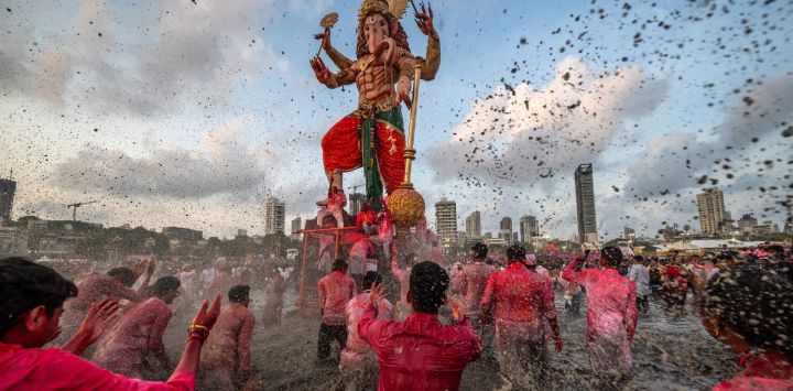 Unos devotos transportan una imagen de la deidad hindú Ganesha, con cabeza de elefante, para su inmersión en el mar Arábigo durante el festival Ganesh Chaturthi en Bombay, India.