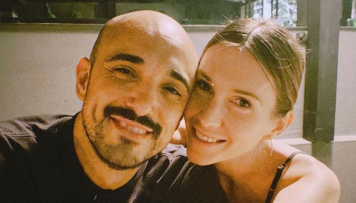 Mora Calabrese, la esposa de Abel Pintos, expresó su profundo dolor por la muerte de su padre