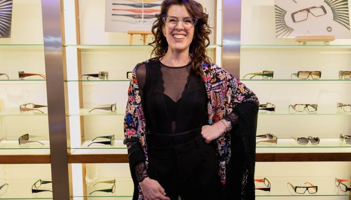 Carla Di Sí celebra el origen del diseño de anteojos hecho por manos argentinas, con el relanzamiento de DANDY 
