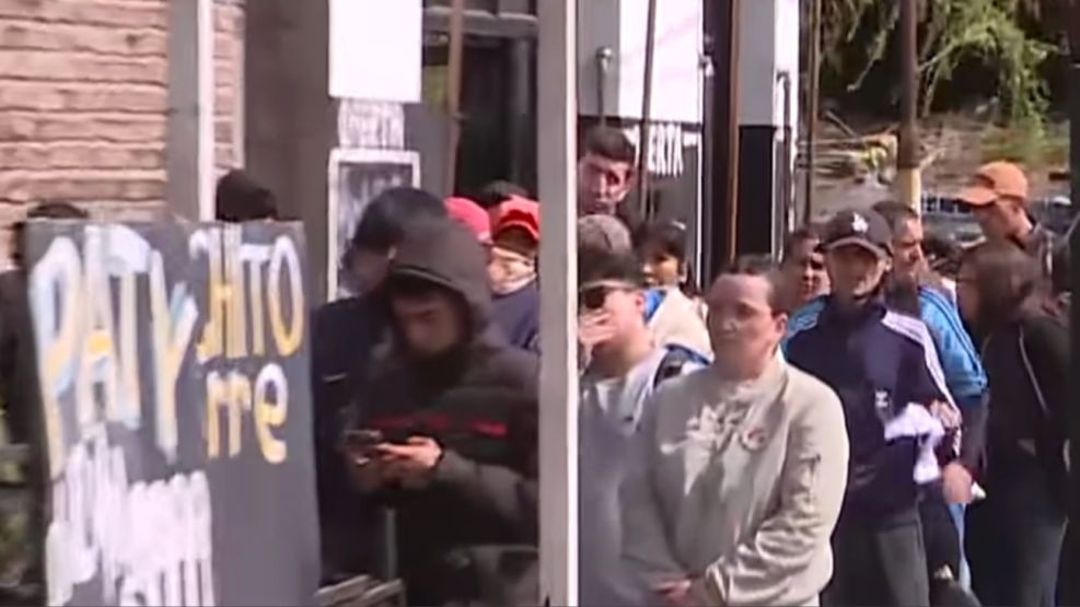 Masivo acampe en Guernica para entregar currículums