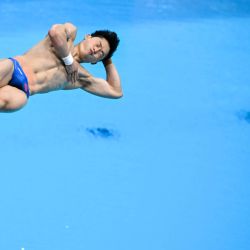 El chino Wang Zongyuan compite en la final de saltos de trampolín de 1 metro masculino durante los Juegos Asiáticos de 2026, en el Centro Acuático de Tokio. | Foto:ANDREW CABALLERO-REYNOLDS / AFP