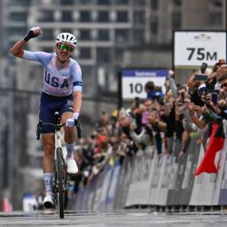El estadounidense Brandon McNulty celebra su victoria en la prueba de ruta masculina élite durante el Campeonato Mundial de Ciclismo en Ruta de la Unión Ciclista Internacional (UCI) de 2026, en Montreal (Quebec). | Foto:Andrej Ivanov / AFP
