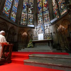 El papa León XIV, arrodillado durante una misa en la catedral de Saint-Étienne de Metz, en Metz (noreste de Francia), último día de su visita a Francia. | Foto:Simone Risoluti / VATICAN MEDIA / AFP