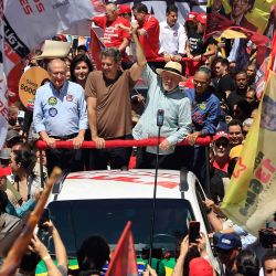 El presidente de Brasil y candidato presidencial Luiz Inácio Lula da Silva se toma de las manos con el candidato a gobernador Fernando Haddad, el vicepresidente Geraldo Alckmin (izquierda) y la candidata al Senado Marina Silva (derecha) durante un acto de campaña en el barrio de São Miguel Paulista, en São Paulo, Brasil. Brasil celebrará elecciones presidenciales el 4 de octubre de 2026. | Foto:MIGUEL SCHINCARIOL / AFP