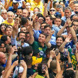 El senador y candidato presidencial brasileño de derecha Flavio Bolsonaro, del Partido Liberal (PL), saluda a sus seguidores durante un acto de campaña en el Mercado Municipal de São Paulo, Brasil. Brasil celebrará elecciones presidenciales el 4 de octubre de 2026. | Foto:MIGUEL SCHINCARIOL / AFP