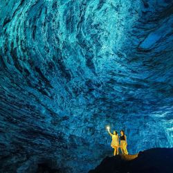Imagen de turistas visitando una cueva, en el distrito de Mashan de Nanning, en la región autónoma zhuang de Guangxi, en el sur de China. En los últimos años, Guangxi ha aprovechado el potencial turístico de sus cuevas, desarrollándolas en atracciones populares y garantizando la seguridad de los visitantes. | Foto:Xinhua/Zhang Ailin