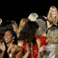 La cantante canadiense Celine Dion desfila en la pasarela durante el evento de L'Oréal Paris para la colección femenina Primavera/Verano 2027, en el marco de la Semana de la Moda de París. | Foto:KENZO TRIBOUILLARD / AFP