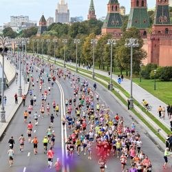 Los participantes compiten durante el Maratón de Moscú 2026, en Moscú, capital de Rusia. | Foto:Xinhua/Feng Kaihua
