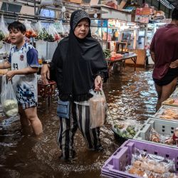 Personas visitan un mercado de productos frescos inundado en el distrito de Bang Kapi, en Bangkok. Más de 500.000 hogares y 1,7 millones de personas en 27 provincias se ven actualmente afectados por las inundaciones en Tailandia, tras el impacto de un intenso sistema meteorológico en la región, según informó el gobierno. | Foto:Chanakarn Laosarakham / AFP