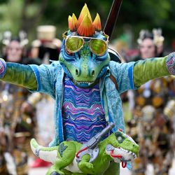 Un bailarín disfrazado de T-Rex actúa durante un "Convite", un festival de danza tradicional, en Ciudad de Guatemala. | Foto:JOHAN ORDONEZ / AFP
