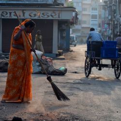 Una mujer barre una calle en Ahmedabad, India. | Foto:Shammi Mehra / AFP
