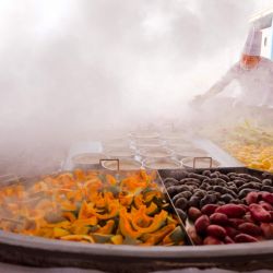 Un cocinero prepara comida durante un evento que celebra el noveno Festival de la Cosecha de los Agricultores Chinos en una granja del Grupo Beidahuang, en la provincia de Heilongjiang, en el noreste de China. | Foto:Xinhua/Zhang Tao