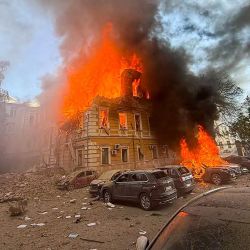 Esta imagen, facilitada y difundida por el Servicio Estatal de Emergencias de Ucrania, muestra el incendio en un edificio de la Academia de Ciencias de Ucrania alcanzado por un dron ruso en el centro de Kiev, en el marco de la invasión rusa de Ucrania. | Foto:Handout / Servicio Estatal de Emergencias de Ucrania / AFP