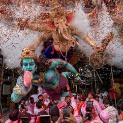 Unos devotos transportan una imagen de la deidad hindú Ganesha para su inmersión en el mar Arábigo durante el festival 'Ganesh Chaturthi' en Bombay, India. | Foto:Pratik Chorge / AFP