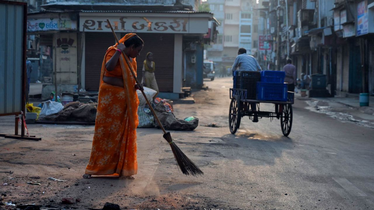 Una mujer barre una calle en Ahmedabad, India. | Foto:Shammi Mehra / AFP