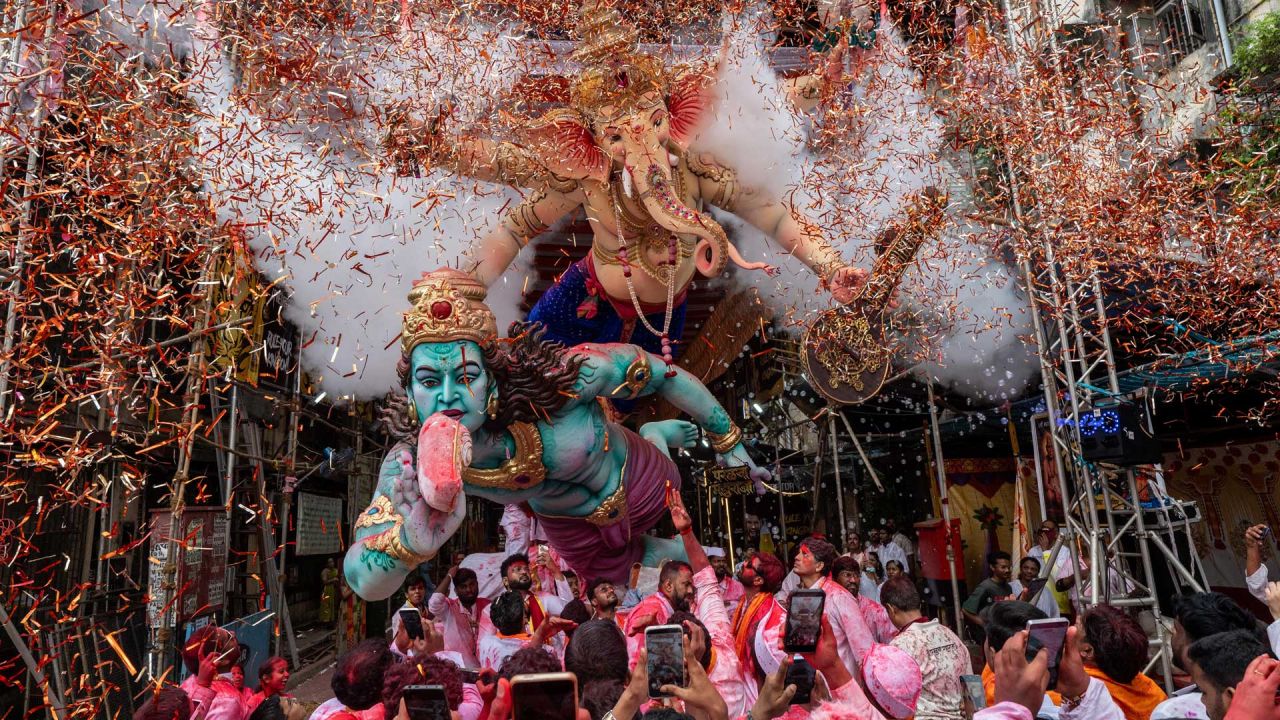 Unos devotos transportan una imagen de la deidad hindú Ganesha para su inmersión en el mar Arábigo durante el festival 'Ganesh Chaturthi' en Bombay, India. | Foto:Pratik Chorge / AFP