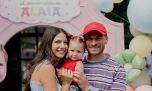 Ailén Cova y Alexis Mac Allister le festejaron el cumpleaños a Alaia: inflables gigantes, fiesta al aire libre y torta súper colorida