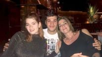 Luna Funes junto a su hermano y su madre, Débora Pérez Volpin