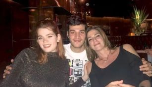 Luna Funes junto a su hermano y su madre, Débora Pérez Volpin