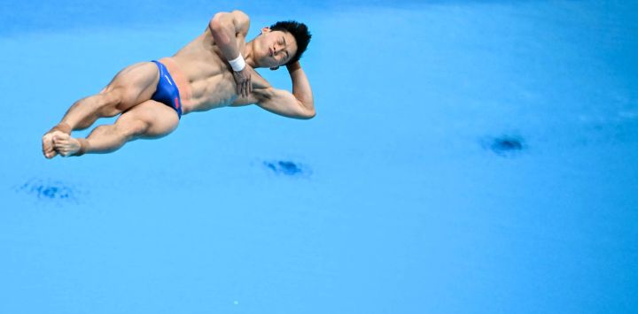 El chino Wang Zongyuan compite en la final de saltos de trampolín de 1 metro masculino durante los Juegos Asiáticos de 2026, en el Centro Acuático de Tokio.