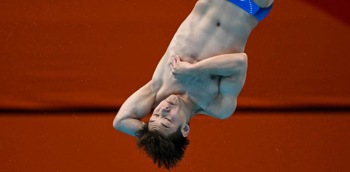 El chino Zheng Jiuyuan compite en la final de saltos de trampolín de 3 metros masculino durante los Juegos Asiáticos de 2026, en el Centro Acuático de Tokio.