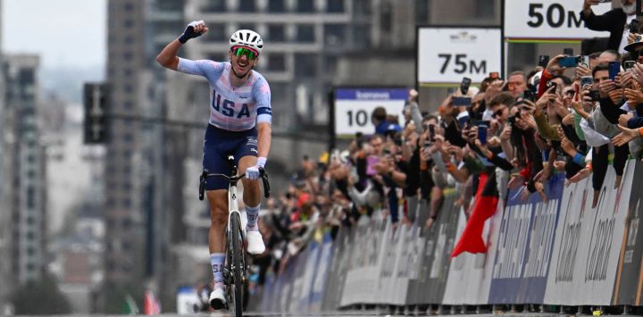 El estadounidense Brandon McNulty celebra su victoria en la prueba de ruta masculina élite durante el Campeonato Mundial de Ciclismo en Ruta de la Unión Ciclista Internacional (UCI) de 2026, en Montreal (Quebec).