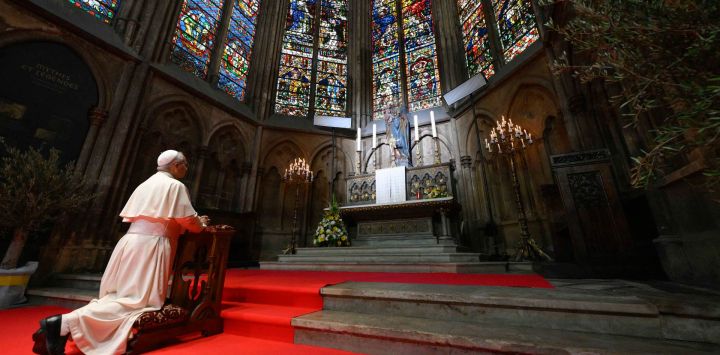 El papa León XIV, arrodillado durante una misa en la catedral de Saint-Étienne de Metz, en Metz (noreste de Francia), último día de su visita a Francia.