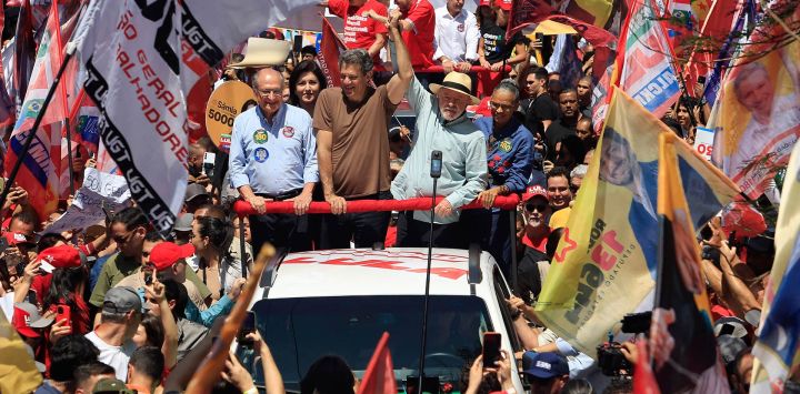 El presidente de Brasil y candidato presidencial Luiz Inácio Lula da Silva se toma de las manos con el candidato a gobernador Fernando Haddad, el vicepresidente Geraldo Alckmin (izquierda) y la candidata al Senado Marina Silva (derecha) durante un acto de campaña en el barrio de São Miguel Paulista, en São Paulo, Brasil. Brasil celebrará elecciones presidenciales el 4 de octubre de 2026.