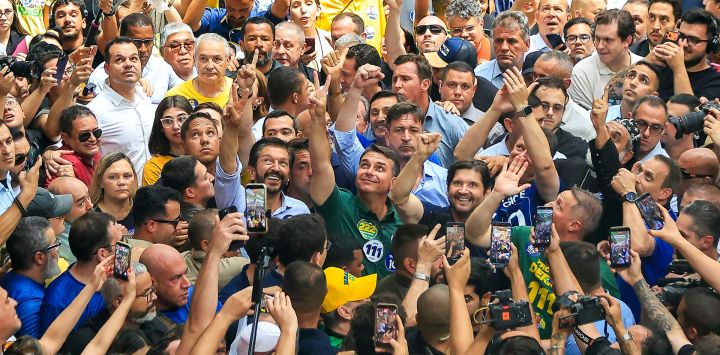 El senador y candidato presidencial brasileño de derecha Flavio Bolsonaro, del Partido Liberal (PL), saluda a sus seguidores durante un acto de campaña en el Mercado Municipal de São Paulo, Brasil. Brasil celebrará elecciones presidenciales el 4 de octubre de 2026.