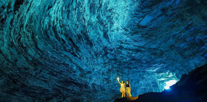 Imagen de turistas visitando una cueva, en el distrito de Mashan de Nanning, en la región autónoma zhuang de Guangxi, en el sur de China. En los últimos años, Guangxi ha aprovechado el potencial turístico de sus cuevas, desarrollándolas en atracciones populares y garantizando la seguridad de los visitantes.