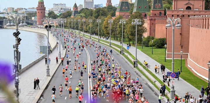 Los participantes compiten durante el Maratón de Moscú 2026, en Moscú, capital de Rusia.