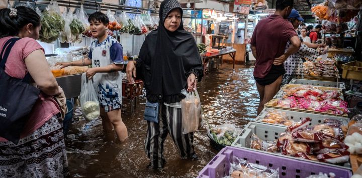 Personas visitan un mercado de productos frescos inundado en el distrito de Bang Kapi, en Bangkok. Más de 500.000 hogares y 1,7 millones de personas en 27 provincias se ven actualmente afectados por las inundaciones en Tailandia, tras el impacto de un intenso sistema meteorológico en la región, según informó el gobierno.